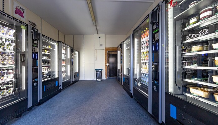 Automaten, so weit das Auge reicht.