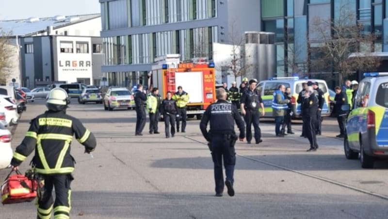 Das Gymnasium wurde evakuiert, die Mitschülerinnen und Mitschüler betreut. (Bild: APA/dpa/René Priebe)