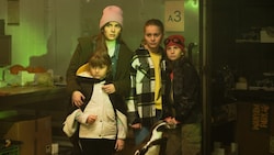 „Die Chaosschwestern und Pinguin Paul“: Vier Schwestern, die einen kleinen Pinguin vor einem kriminellen Pärchen beschützen wollen.Ab sofort im Kino.  (Bild: Constantinfilm)