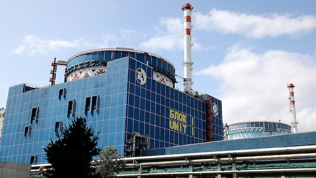Das AKW Chmelnyzkyj im Westen des Landes soll um vier weitere Reaktoren erweitert werden. (Bild: APA/AFP/Anatolii STEPANOV)