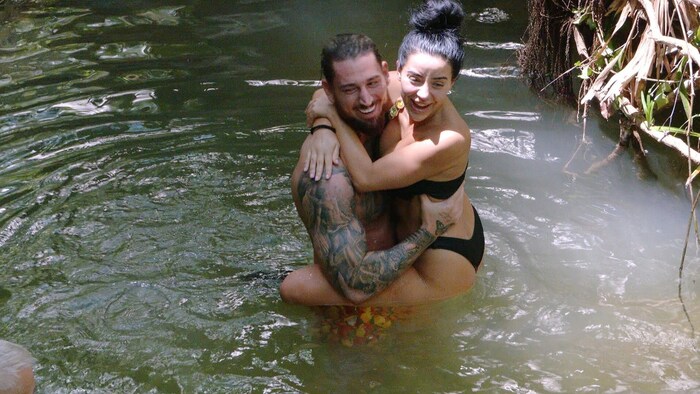 Leyla ging im Weiher mit Mike auf Tuchfühlung. Und Kim? Die rastet angesichts der Kuschelei ...