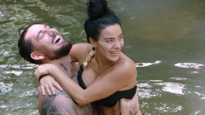 Mike und Leyla turtelten am Weiher - ganz zum Leidwesen von Kim. (Bild: RTL)