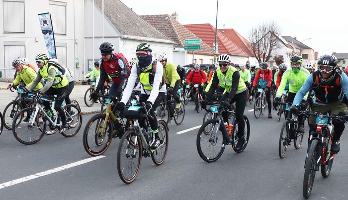130 Winter-Biker machten sich auf die 224 Meilen oder 360 Kilometer lange Strecke auf.