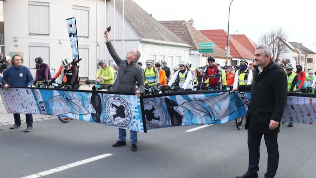 Den Startschuss gab Vize Harald Zinkl. 130 Winter-Biker machten sich auf die 224 Meilen oder 360 Kilometer lange Strecke auf. (Bild: Judt Reinhard)