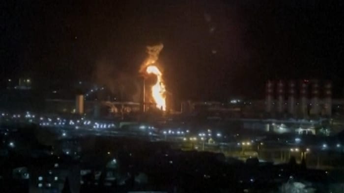 Die Flammen in der Raffinerie waren in der Dunkelheit weit zu sehen.
