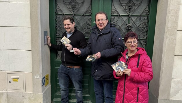 Die SPÖ (mit Bürgermeister Matthias Stadler in der Mitte) geht in St. Pölten von Tür zu Tür und fragt nach, wo der Schuh drückt. (Bild: Thomas Werth)