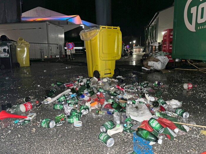 Am Boden vor einer Bühne auf der Schladminger Fanmeile hat sich eine Schicht an Abfall gebildet. ...