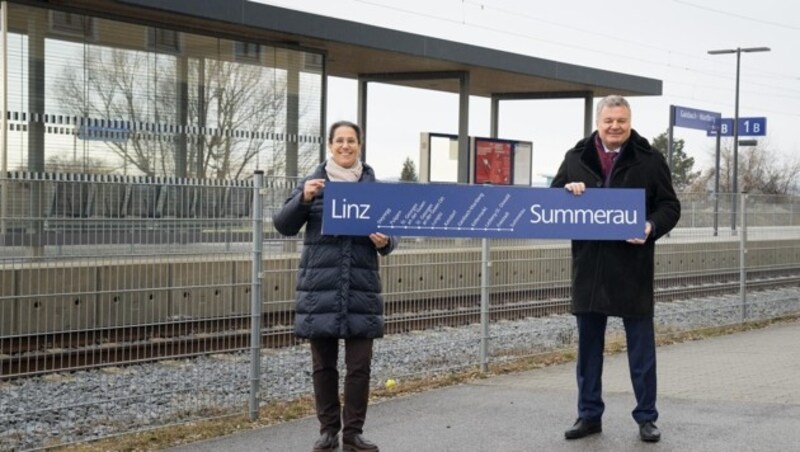 Verkehrslandesrat Günther Steinkellner (r.) ist enttäuscht, dass der Ausbau der Summerauerbahn doch nicht auf Schiene ist. (Bild: ÖBB/Heidemarie Pleschko)