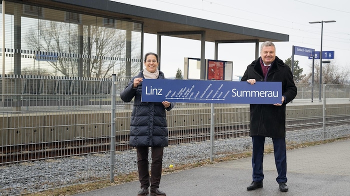 Verkehrslandesrat Günther Steinkellner (r.) ist enttäuscht, dass der Ausbau der Summerauerbahn ...