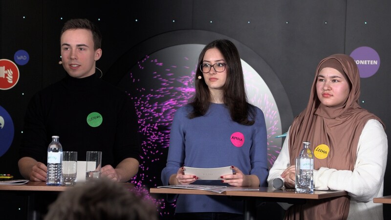 Clemens (AHS) (li.), Amna (HAK) (Mitte) und Leema (AHS) (re.) fordern mehr Finanzbildung in Österreichs Schulen.  (Bild: krone.tv)