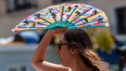 Eine Bild von Juli 2023 in Madrid - angesichts Temperaturen von fast 30 Grad im Jänner könnte sich so eine Szene auch aktuell apspielen. (Bild: Associated Press)