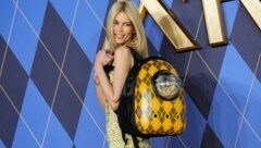 Bei der Premierenfeier zum Kinofilm „Argylle“ nahm Model Claudia Schiffer ihre Katze in einem Rucksack mit - Tierschützer orten Tierquälerei bei der Aktion. (Bild: Invision)