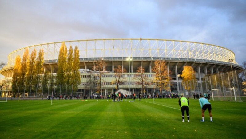 Das Happel-Stadion ist in die Jahre gekommen, in die Rufe nach einem Neubau stimmt jetzt auch der Kanzler ein. (Bild: APA/MAX SLOVENCIK)