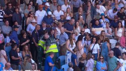 In der Rod Laver Arena war es plötzlich still, als ein Mann behandelt werden musste. (Bild: Screenshot ServusTV)