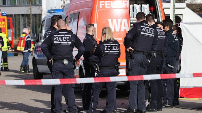 Die Schülerinnen und Schüler wurden nach der Bluttat aus dem Gebäude gebracht, viele Einsatzkräfte waren vor Ort.
