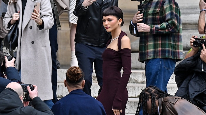 Zendaya war vor der Show von Fendi ein beliebtes Fotomotiv in Paris.
