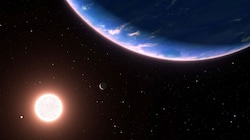 Dieses Bild zeigt eine künstlerische Darstellung des Exoplaneten GJ 9827d (oben), des kleinsten Exoplaneten, bei dem Wasserdampf in der Atmosphäre nachgewiesen wurde. (Bild: © Bild: NASA, ESA, Leah Hustak (STScI), Ralf Crawford (STScI))