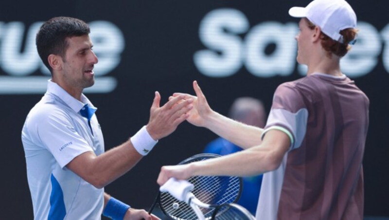 Ein fairer Verlierer: Novak Djokovic mit dem Handschlag für Sieger Jannik Sinner. (Bild: APA/AFP/Martin KEEP)