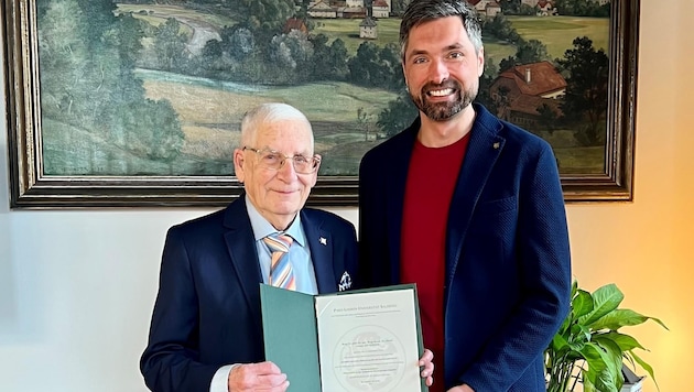 Bürgermeister Peter Schobesberger (r.) gratulierte dem dreifachen Doktor Franz Satzinger zu seinem jüngsten Titel. (Bild: ZVG)