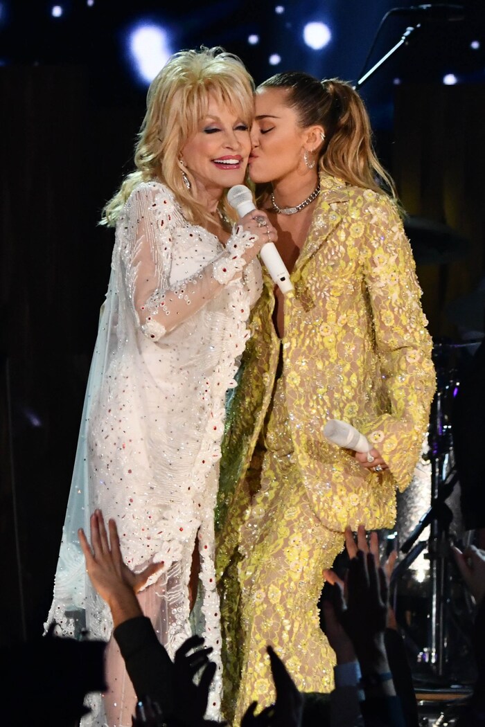 Dolly Parton wünscht sich, dass Miley „alles gewinnt“.