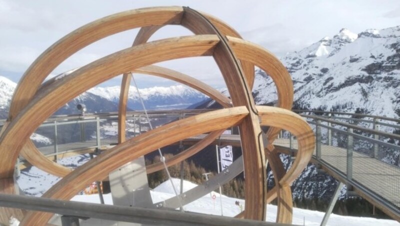 Die begehbare Sonnenuhr hinter der Bergstation ist einen Besuch wert. (Bild: Peter Freiberger)