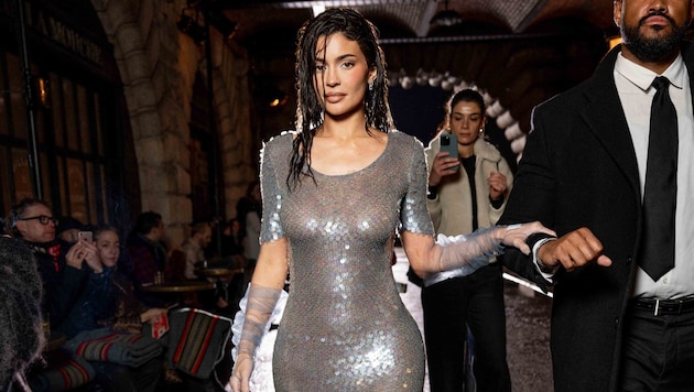 Kylie Jenner bei der Fashionshow von Maison Margiela (Bild: www.PPS.at)