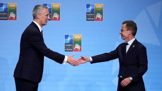Von links: NATO-Generalsekretär Jens Stoltenberg und Schwedens Ministerpräsident Ulf Kristersson (Bild: AP)