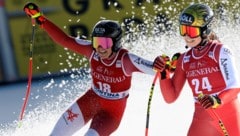 Stephanie Venier (l.) raste zum Sieg, Christina Ager (r.) wurde Dritte. (Bild: AP Photo/Alessandro Trovati, GEPA Pictures)