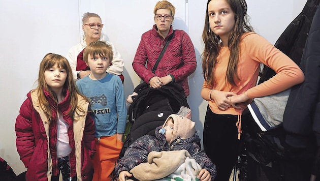 Witwe, Oma und fünf der sechs Halbwaisen vor dem Bad im Floridsdorfer Todeshaus.