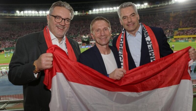 Wiener Sportstadtrat Peter Hacker, ÖFB-Präsident Klaus Mitterdorfer und Bundeskanzler Karl Nehammer (v. li. n. re.). (Bild: GEPA pictures)