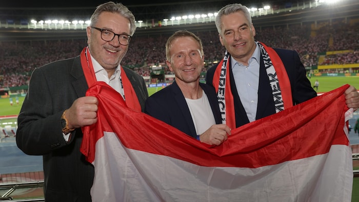 Wiener Sportstadtrat Peter Hacker, ÖFB-Präsident Klaus Mitterdorfer und Bundeskanzler Karl Nehammer (v. li. n. re.).