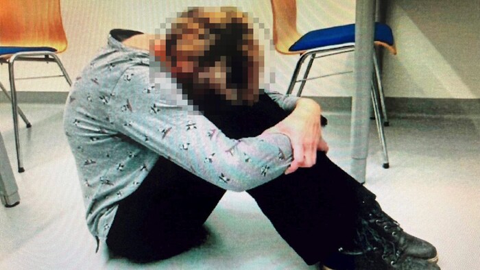 The horror mother shows the police the position in which her child was forced to endure in the ...