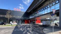 Nach „nur“ 18 Jahren muss der Welser Bahnhof neu gebaut werden. Noch vor einem Jahr dementierten die ÖBB auf „Krone“-Anfrage die Neubau-Pläne.  (Bild: Markus Wenzel)