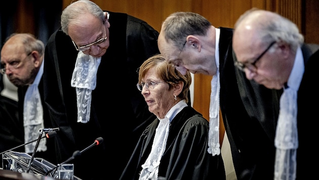 Der Richtersenat in Den Haag vor dem Urteilsspruch (Bild: APA/AFP/ANP/Remko de Waal)