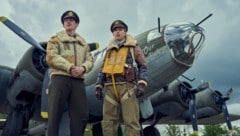 „Elvis“-Star Austin Butler als Major Gale Cleven (r.) und Callum Turner als Major John Egan in einer der unzähligen heroischen Posen vor dem Abflug in einen neuen Luftangriff. (Bild: AppleTV+)