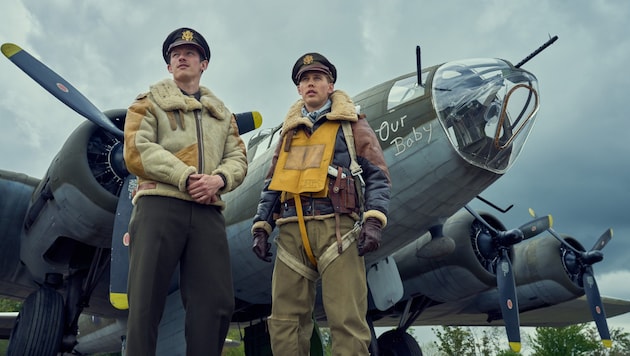 „Elvis“-Star Austin Butler als Major Gale Cleven (r.) und Callum Turner als Major John Egan in einer der unzähligen heroischen Posen vor dem Abflug in einen neuen Luftangriff. (Bild: AppleTV+)