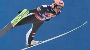 Skiflug-Weltmeister Stefan Kraft flog auch gleich bei den ersten Mattenspringen zu Siegen.  (Bild: Sepp Pail)