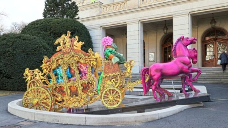 Eine Kutsche vor der Oper kündigt das Motto an: Barock! (Bild: Christian Jauschowetz)