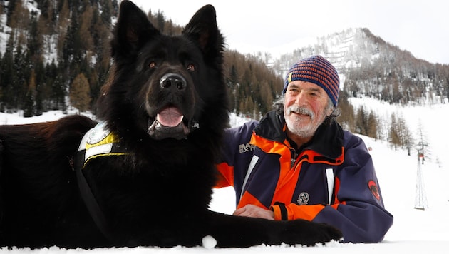Hans-Jörg Pfeiffer (mit Hund Aky) ist seit 1980 Hundeführer bei der Bergrettung. (Bild: Gerhard Schiel)