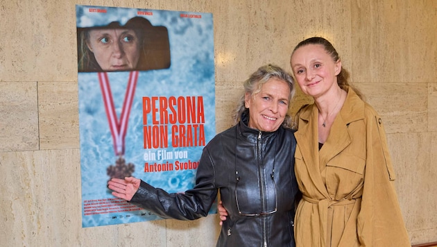 Nicola Werdenigg (li.) mit Gerti Drassl bei der kürzlichen Premiere im Wiener Gartenbaukino. (Bild: Starpix / A. Tuma)