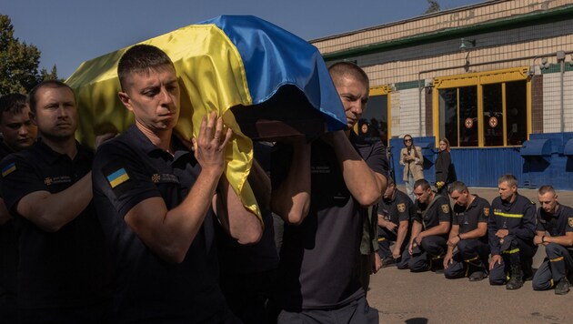 Od vypuknutí války bylo na ukrajinské straně již 200 000 mrtvých a zraněných. (Bild: AFP )