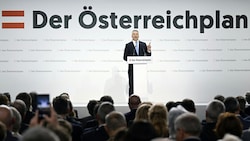 Bundeskanzler und ÖVP-Chef Karl Nehammer bei der Vorstellung des „Österreichplans“ (Bild: APA/HELMUT FOHRINGER)