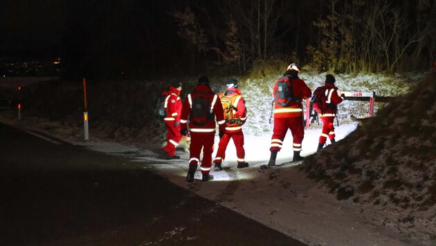 Einsatzkräfte von Rotem Kreuz, Feuerwehr und Polizei suchten bei eisigen Temperaturen nach dem Demenzkranken. (Bild: Lauber/laumat.at Matthias)