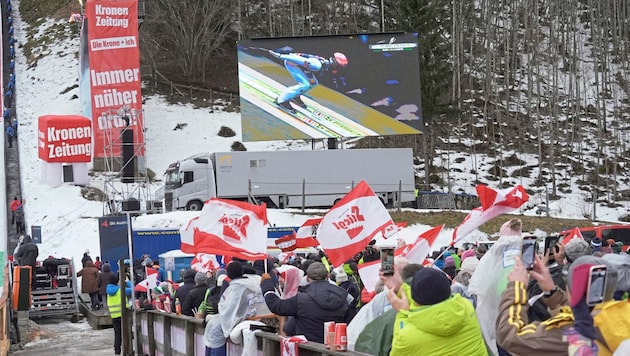 Die Fans schauen bei allen Springern genau hin. (Bild: Sepp Pail)