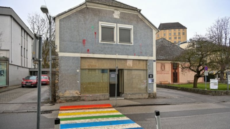 Mit dem Schutzweg in Regenbogen-Farben direkt vor dem Klubhaus der Identitären protestiert die Stadtgemeinde gegen die unliebsamen Gäste. . (Bild: © Harald Dostal / 2024)