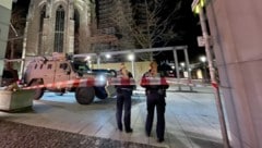 Mit täuschend echten Soft-Air-Waffen hat ein Mann in einem Lokal am Ulmer Münsterplatz sechs Geiseln in seine Gewalt gebracht. (Bild: Nico Pointner/dpa/picturedesk.com)