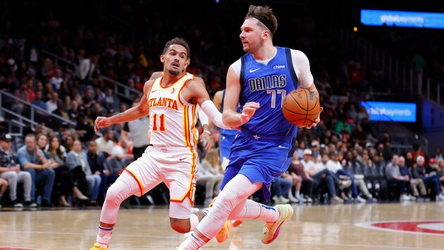Luka Doncic (r.) im Duell mit Trae Young