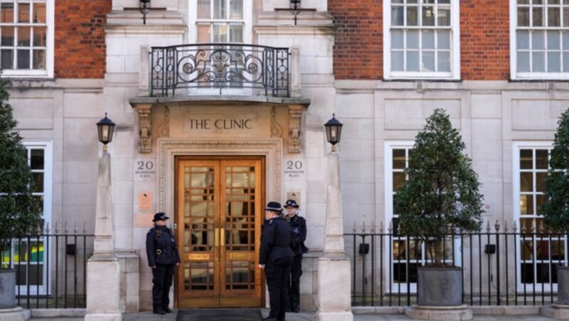 Sowohl König Charles als auch Prinzessin Kate erholen sich gerade in der London Clinic. (Bild: APA/AP Photo/Kirsty Wigglesworth)