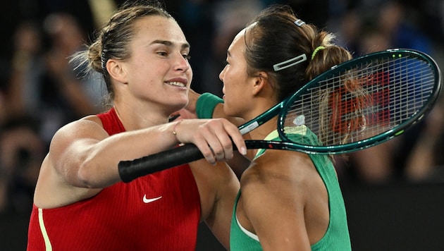 Aryna Sabalenka und Zheng Qinwen (Bild: APA/AFP/Paul Crock)