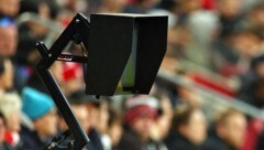 Schiedsrichter werden in der Bundesliga weiterhin auf den VAR setzen können.